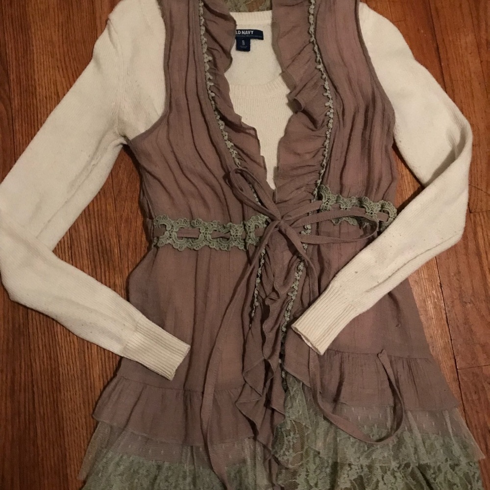 Beautifully detailed tie waist vest.